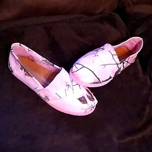 Women's Mountain Creek camo pink slip on flat shoes size 7